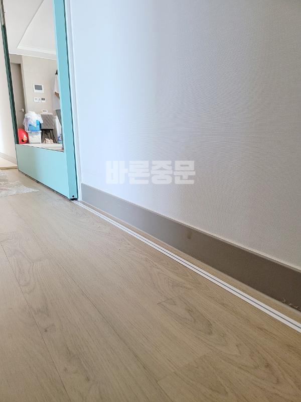 그린·세이지 중문 인테리어 시공 사진 · 바론중문 아치형 원슬라이딩도어 민트색(11번) 1235X2280