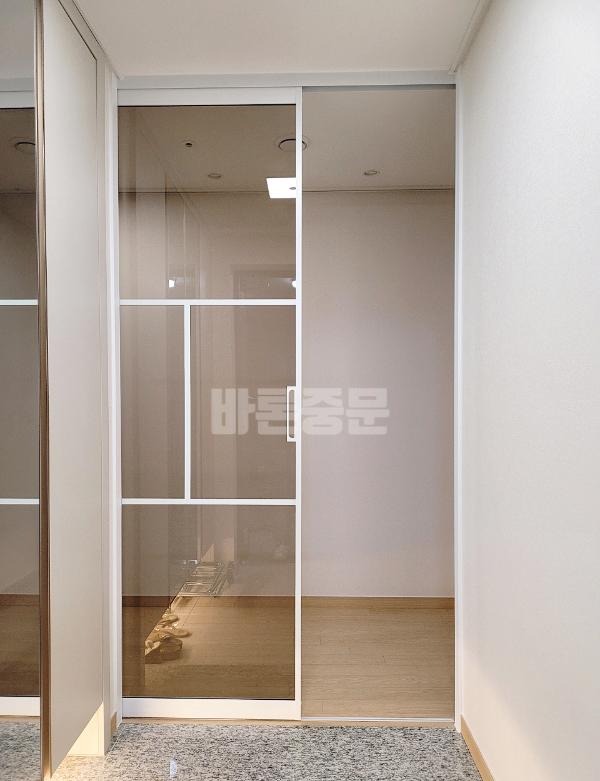 화이트 중문 인테리어 시공 사진 · 바론중문 화이트 원슬라이딩도어 1212X2305