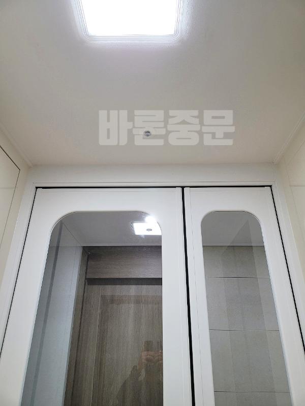 화이트 중문 인테리어 시공 사진 · 비대칭유압여닫이(비대칭중문) 화이트 중문