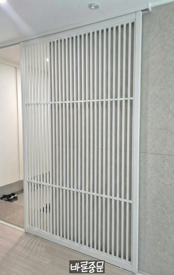 화이트 중문 인테리어 시공 사진 · 화이트 컬러 간살중문