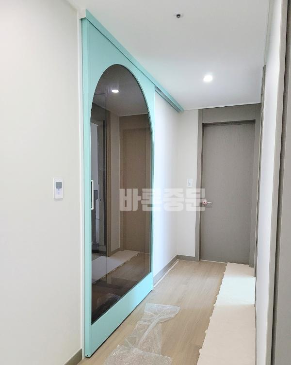 그린·세이지 중문 인테리어 시공 사진 · 바론중문 아치형 원슬라이딩도어 민트색(11번) 1235X2280