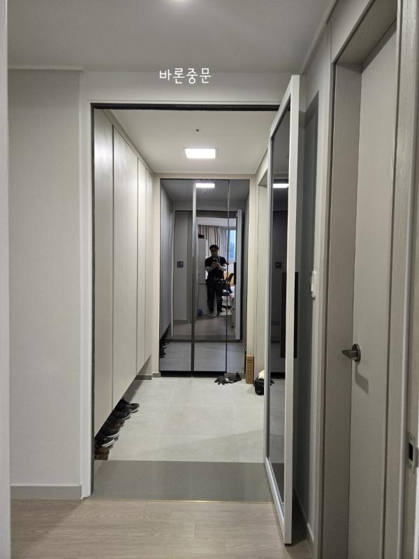 차콜·딥그레이 인테리어 시공 사진 · 블랙손잡이