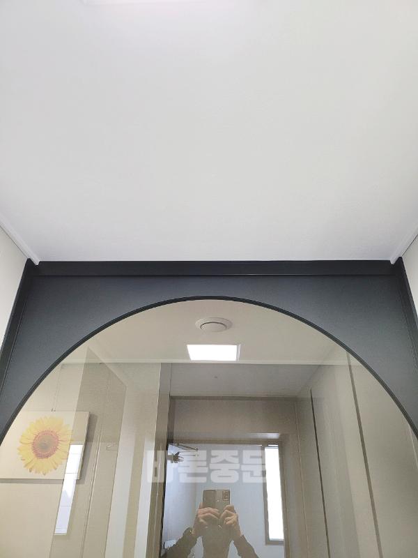 차콜·딥그레이 인테리어 시공 사진 · 브론즈 유리