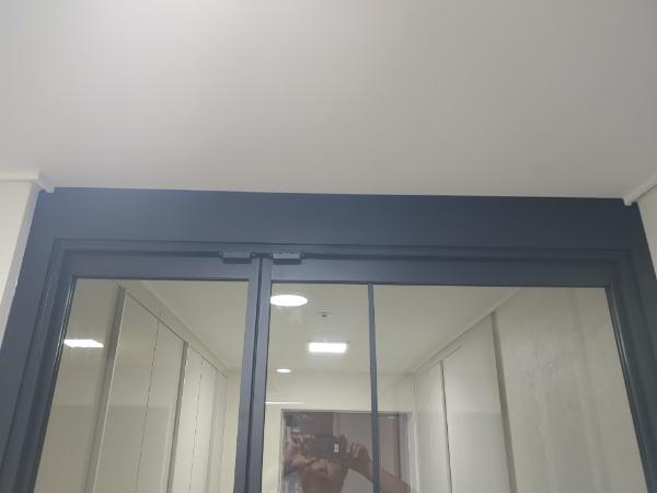블랙 도장 인테리어 시공 사진 · 블랙 컬러 분체도장 22미리 슬림형 프레임