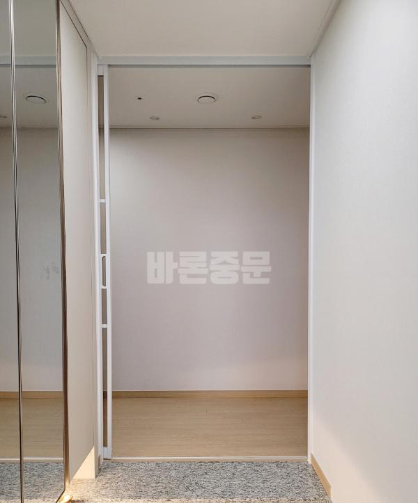 화이트 중문 인테리어 시공 사진 · 바론중문 화이트 원슬라이딩도어 1212X2305