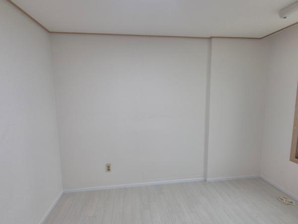 베이지 도배 인테리어 시공 사진 · 개나리 로하스 87471-2 트라버틴회벽 세라믹화이트