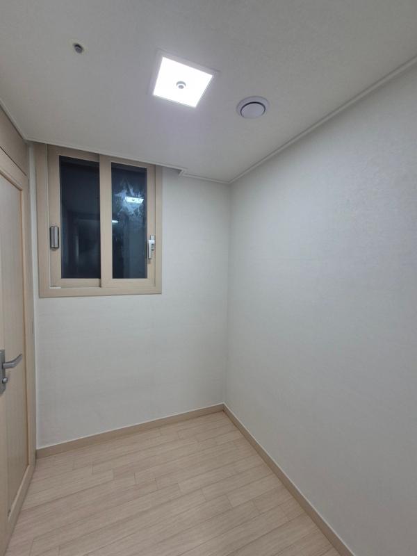 테라코타·클레이 도배 인테리어 시공 사진 · 개나리 로하스 87456-7 매트회벽 클레이화이트