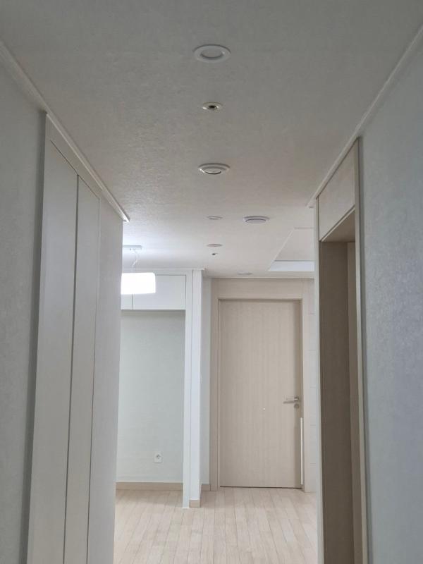 테라코타·클레이 도배 인테리어 시공 사진 · 개나리 로하스 87456-7 매트회벽 클레이화이트