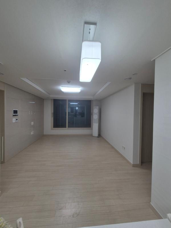 테라코타·클레이 도배 인테리어 시공 사진 · 개나리 로하스 87456-7 매트회벽 클레이화이트