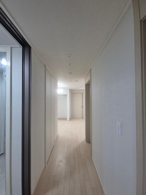 테라코타·클레이 도배 인테리어 시공 사진 · 개나리 로하스 87456-7 매트회벽 클레이화이트