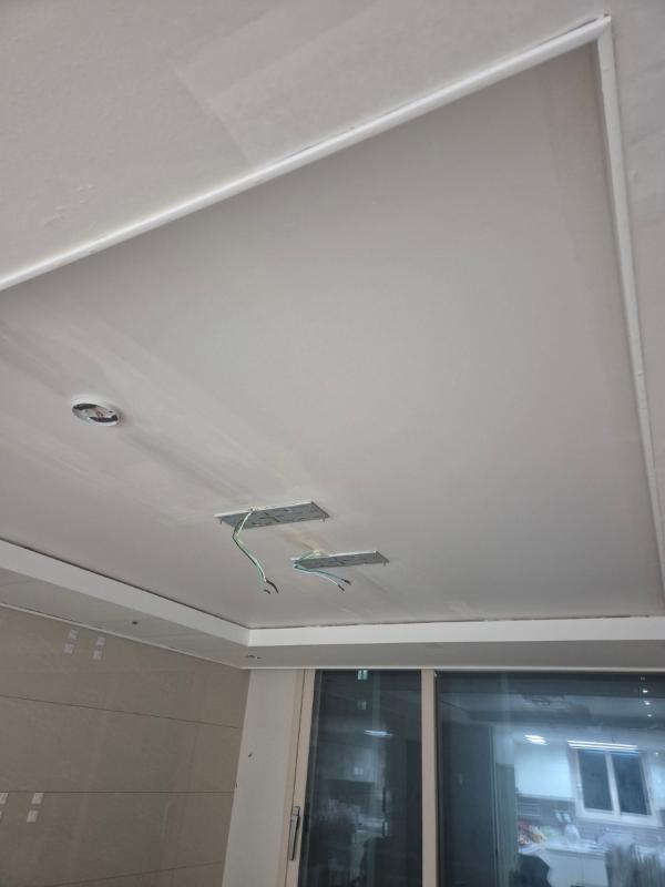 테라코타·클레이 도배 인테리어 시공 사진 · 개나리 로하스 87456-7 매트회벽 클레이화이트