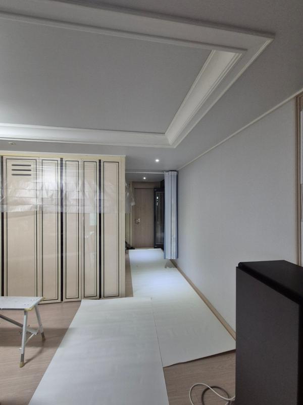 그레이 도배 인테리어 시공 사진 · 개나리 로하스 매트회벽 퓨어그레이 (87456-2)
