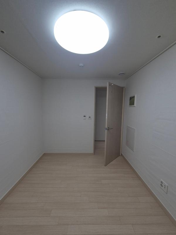 테라코타·클레이 도배 인테리어 시공 사진 · 개나리 로하스 87456-7 매트회벽 클레이화이트