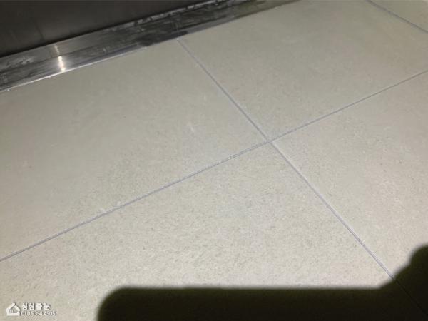 퓨어화이트 타일 인테리어 시공 사진 · 스노우화이트 줄눈