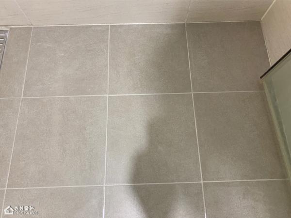퓨어화이트 타일 인테리어 시공 사진 · 스노우화이트 줄눈