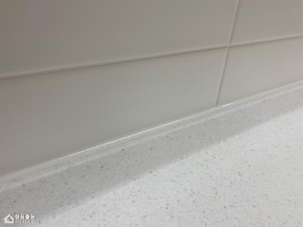 퓨어화이트 타일 인테리어 시공 사진 · 스노우 화이트