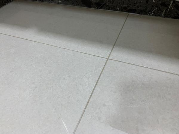 퓨어화이트 인테리어 시공 사진 · 600각 타일