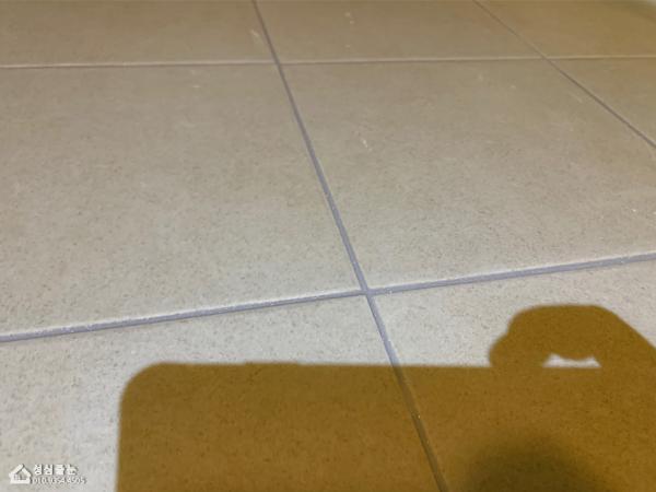 퓨어화이트 타일 인테리어 시공 사진 · 스노우화이트 줄눈