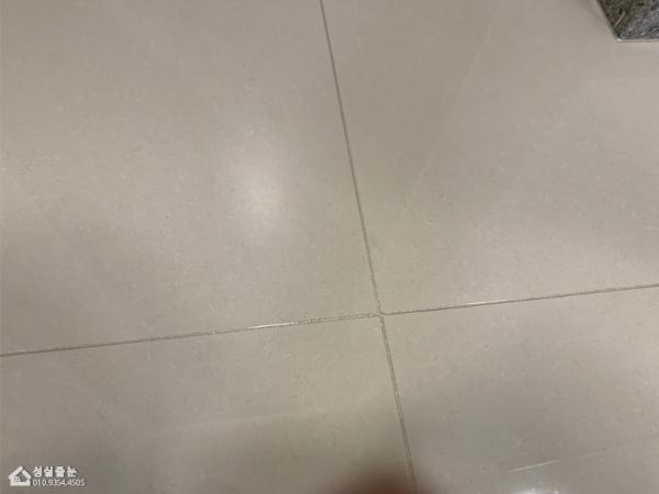 퓨어화이트 타일 인테리어 시공 사진 · 스노우화이트 줄눈