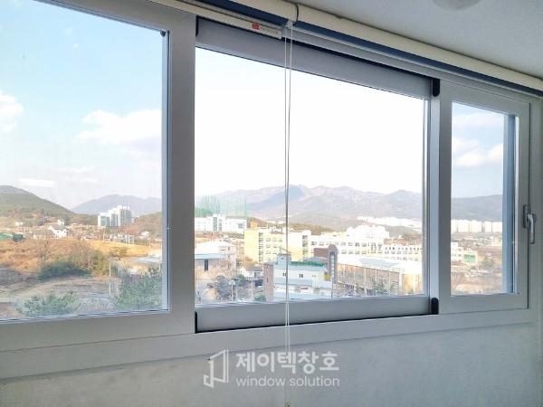 그린·세이지 창호 인테리어 시공 사진 · KCC창호 발코니단창 VBF140 (26T 로이+그린 유리)