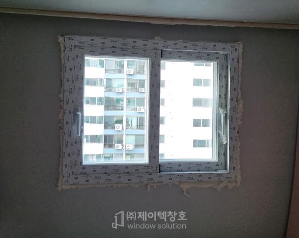 그린·세이지 창호 인테리어 시공 사진 · KCC창호 Window5 발코니이중창 VBF242 (26T 로이+그린유리)