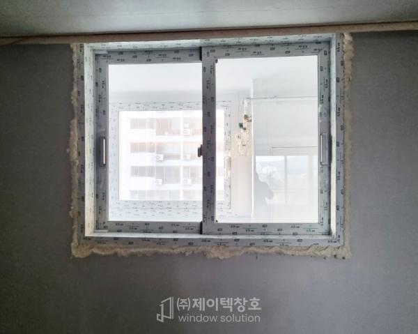 그린·세이지 창호 인테리어 시공 사진 · KCC창호 Window5 발코니이중창 VBF242 (26T 로이+그린유리)