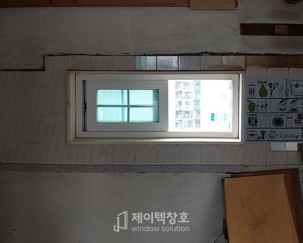 그린·세이지 창호 인테리어 시공 사진 · KCC창호 발코니단창 VBF140 (26T 로이+그린 유리)
