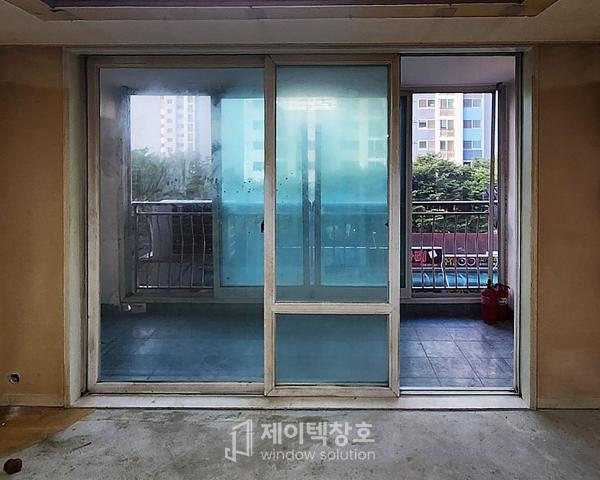 그린·세이지 창호 인테리어 시공 사진 · KCC창호 발코니단창 VBF140 (26T 로이+그린 유리)