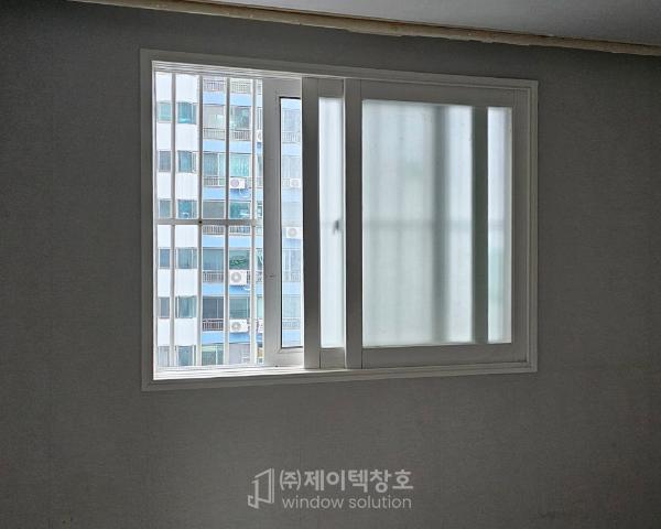 그린·세이지 창호 인테리어 시공 사진 · KCC창호 Window5 발코니이중창 VBF242 (26T 로이+그린유리)