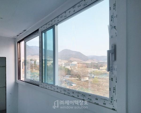 그린·세이지 창호 인테리어 시공 사진 · KCC창호 Window5 발코니이중창 VBF242 (26T 로이+그린유리)