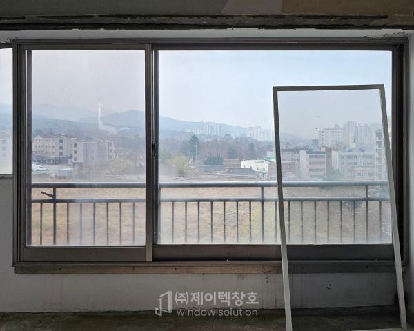 그린·세이지 창호 인테리어 시공 사진 · KCC창호 Window5 발코니이중창 VBF242 (26T 로이+그린유리)