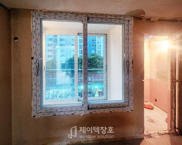 그린·세이지 창호 인테리어 시공 사진 · KCC창호 발코니단창 VBF140 (26T 로이+그린 유리)