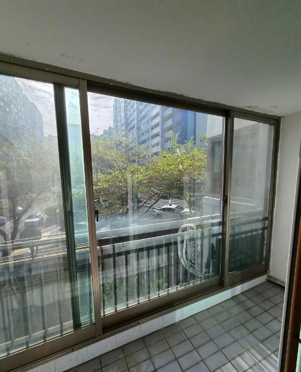 블랙 창호 인테리어 시공 사진 · KCC 뉴프라임 140 발코니 단창 (블랙 레일)
