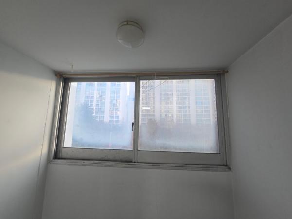 그린·세이지 창호 인테리어 시공 사진 · KCC Window 5 (뉴프라임 140 발코니 단창) 26mm 로이+그린 유리