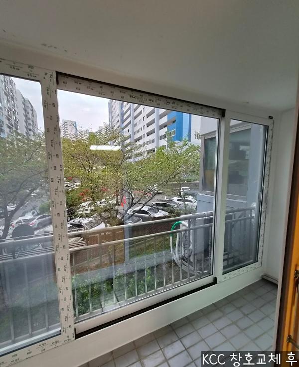 블랙 창호 인테리어 시공 사진 · KCC 뉴프라임 140 발코니 단창 (블랙 레일)