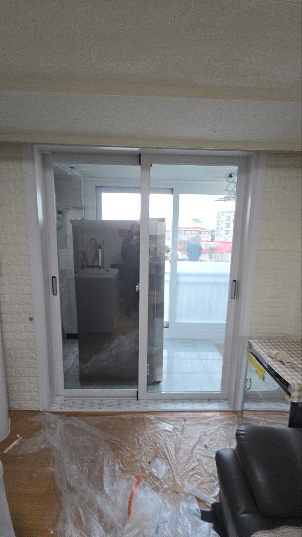 그레이 하드웨어 인테리어 시공 사진 · 파시노 핸들 실버