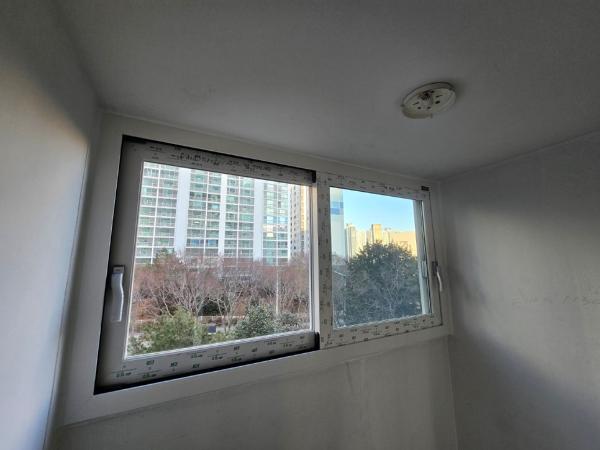 그린·세이지 창호 인테리어 시공 사진 · KCC Window 5 (뉴프라임 140 발코니 단창) 26mm 로이+그린 유리