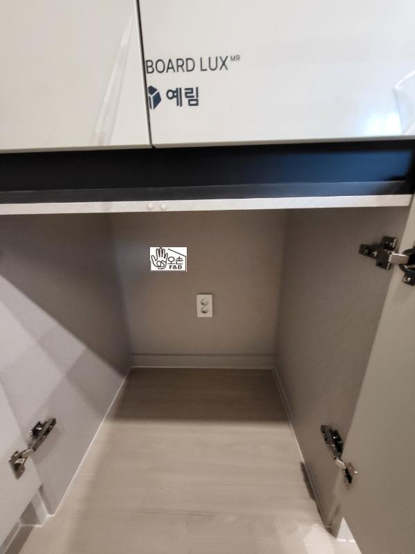 웜그레이·토프 도어 인테리어 시공 사진 · 매트샌드그레이 도어