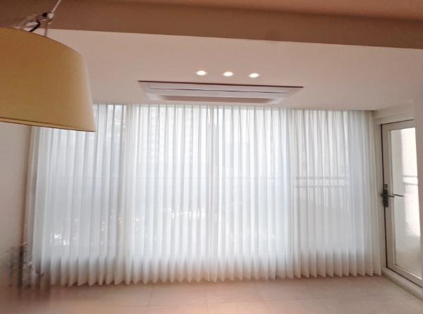 화이트 블라인드·커튼 인테리어 시공 사진 · 면텍스처 수입원단 (면 + 폴리 혼방) 네추럴 화이트