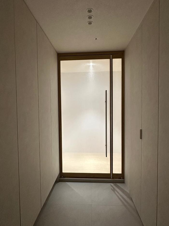 꼬마 벤치 하나 남기고 현관 수납은 꽉 채웠어요