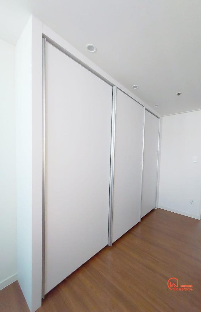 페트 무광 소재와 EO 등급 자재로 채운 아이 방 수납장 | 은평구 25평 아파트