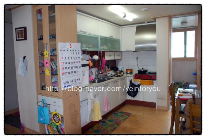 J컷 도장문과 블루 타일로 포인트를 준 주방 | 상동 신성미소지움