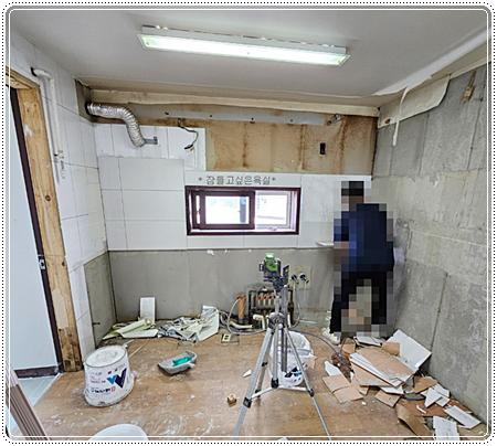 그레이톤 타일로 오염 고민을 덜어낸 현관과 발코니 | 마포구 신수동 대원칸타빌