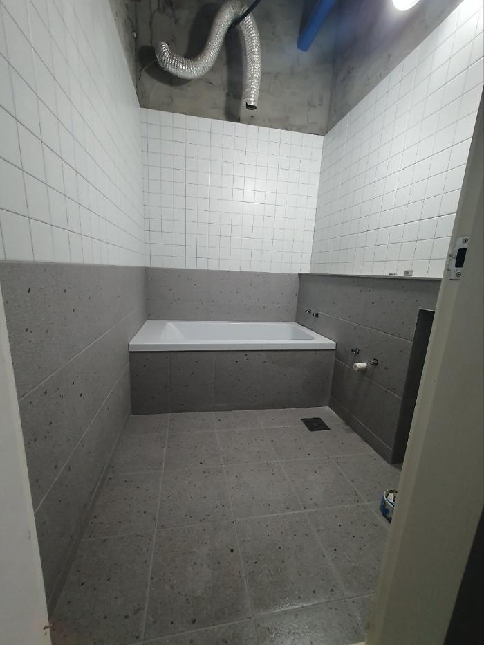 샤워 파티션 대신 욕조를 들여 완성한 투톤 욕실 | 성북구 종암동 극동아파트