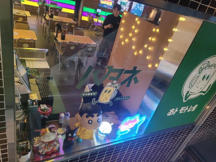 네온 조명과 일본풍 소품으로 완성한 이색 무드 | 마포구 연남동 상가