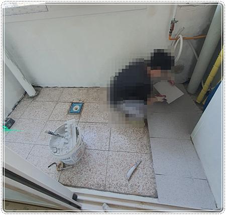 사모레로 단차를 잡고 그레이 타일로 마감한 베란다 | 시흥 신천동 뉴월드 아파트