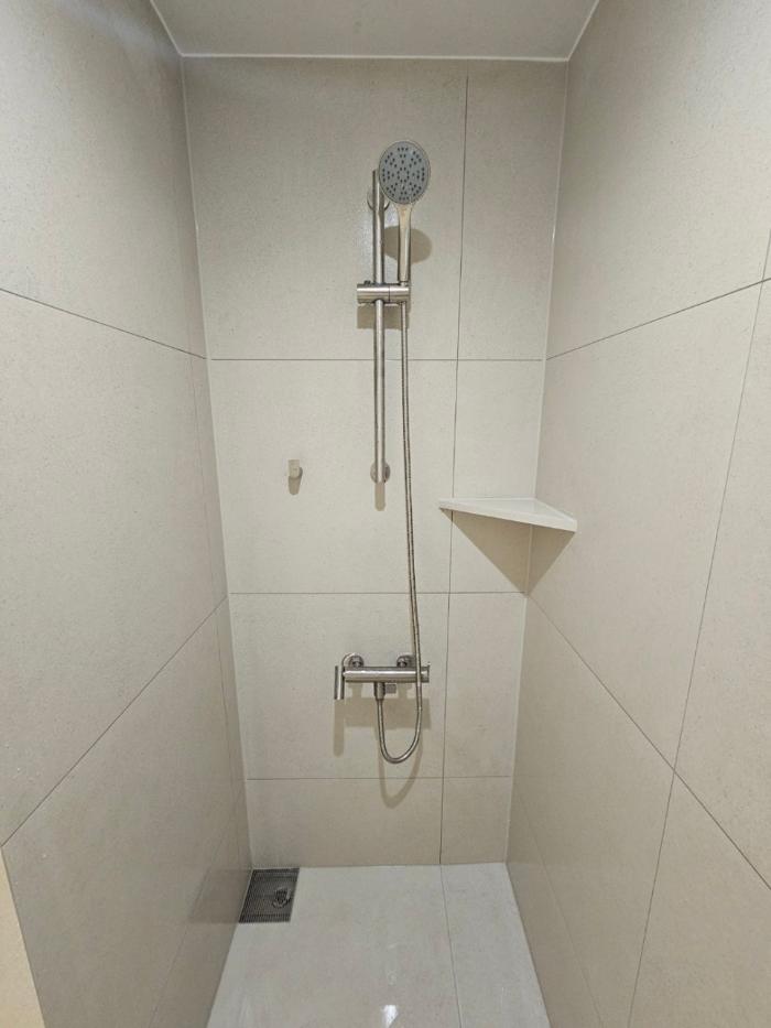 샤워부스 대신 폼 세라믹 파티션으로 만든 개방감 있는 욕실 | 송파 문정동 삼성 래미안