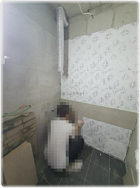 브라운 그레이 톤 타일과 블랙 수납장으로 맞춘 욕실 | 광주 신현동 빌라