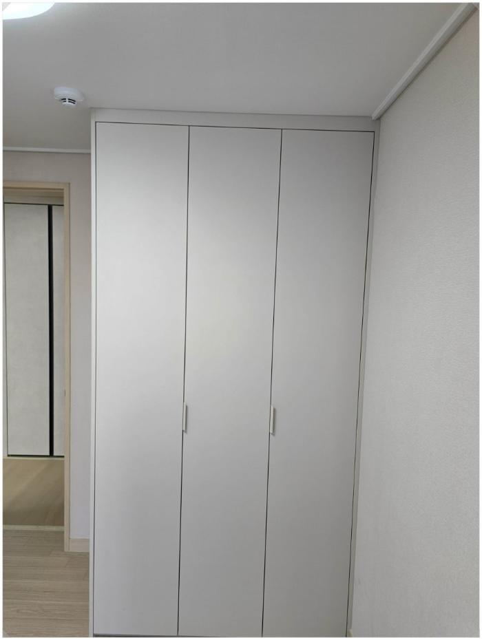 한솔 포그그레이로 맞춘 수납장과 기존 가구 톤을 맞춘 홈바장 | 파주 아파트