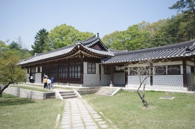 전통 건축의 미학과 현대적 전시 공간의 만남 | 충남 아산 현충사